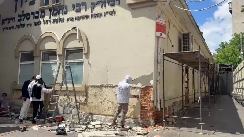 צפו: נערי גבעות הגיעו לאומן לשיפוץ מתחם ציון רבי נחמן