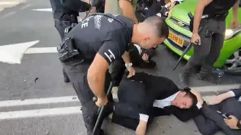 צילום: מאיר פ. Police officer filmed kicking haredi protester suspended