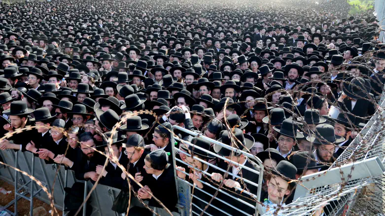 Gerrer Rebbe leads thousands in protest outside IDF prison