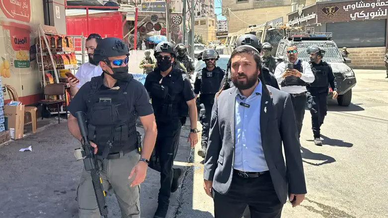 Arutz Sheva Arabs throw stones at MK Succot in Jerusalem