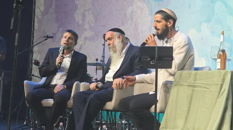 צפו: סמוטריץ’ שר „ויהי נועם” עם הרב יהושע שפירא והקהל
