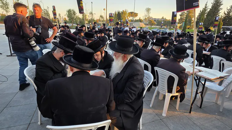 מעצרי בני הישיבות: מאות חסידים מפגינים מול משרדי היועמ”ש