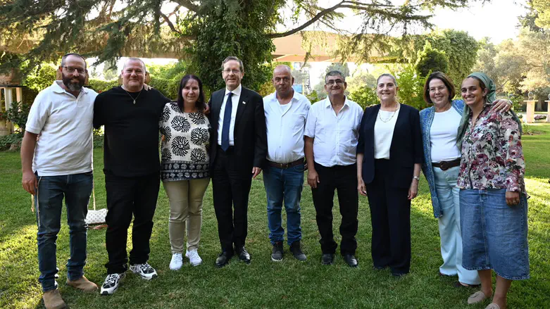 Haim Zach/GPO President Herzog meets with massacre survivors