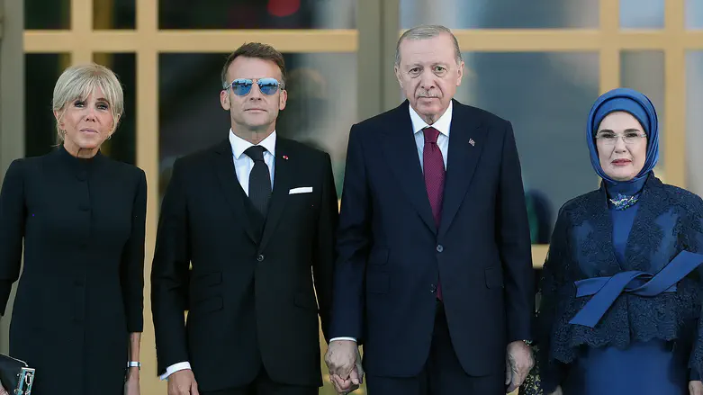 Anadolu via Reuters Connect Макрон попал в неловкую ситуацию на саммите в Турции