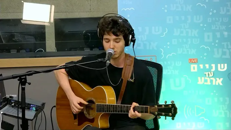 צפו: יונתן ארצי במחווה מוזיקלית לאביו שלמה ארצי