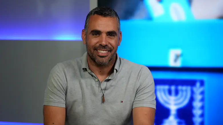 אליסף פרץ מסביר את ההחלטה, "אני ימני"
