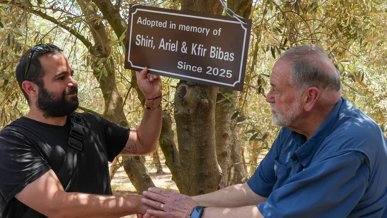 Ambassador Huckabee honors the Bibas family