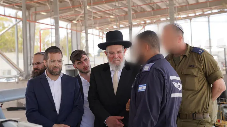 הרב הראשי לישראל: אין מקום להיתר כללי לחילול שבת לצורך העלאת המורל