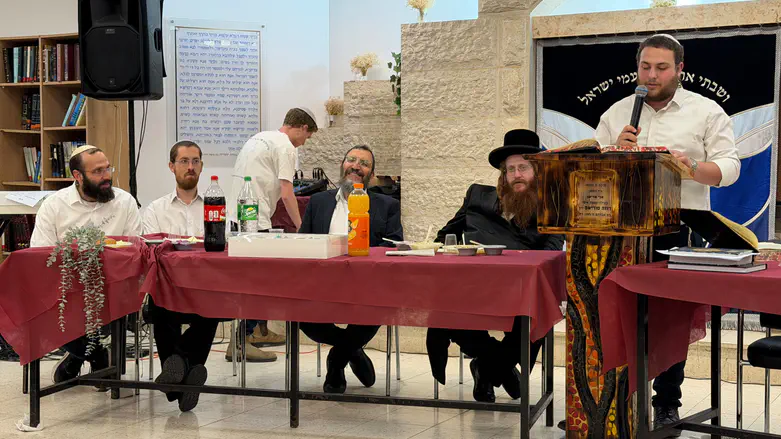 12th-grade student at Shvut Yisrael completes the Shas