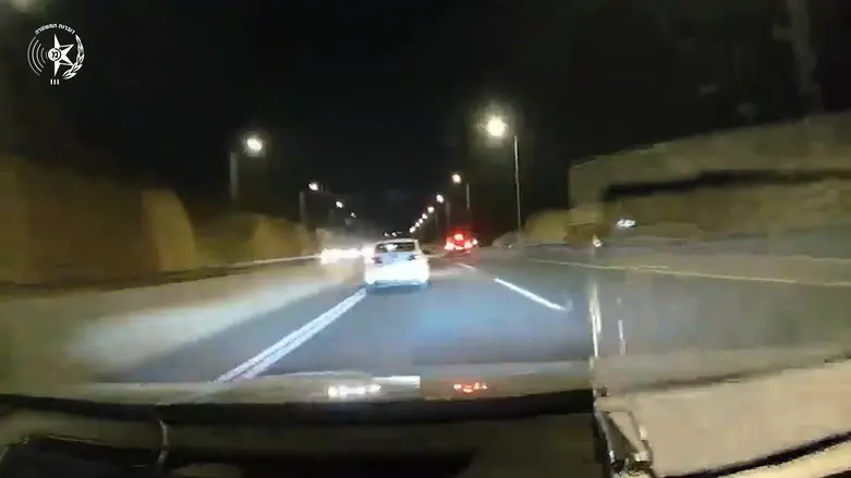 צילום: דוברות המשטרה תיעוד: פלסטיני השתולל בכביש - ונעצר