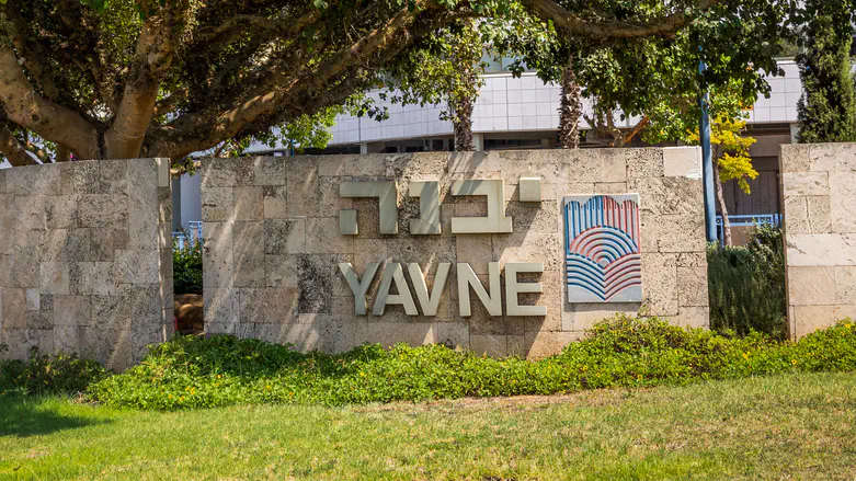 תושב תקף עובד ציבור במהלך ישיבת מועצת העיר יבנה
