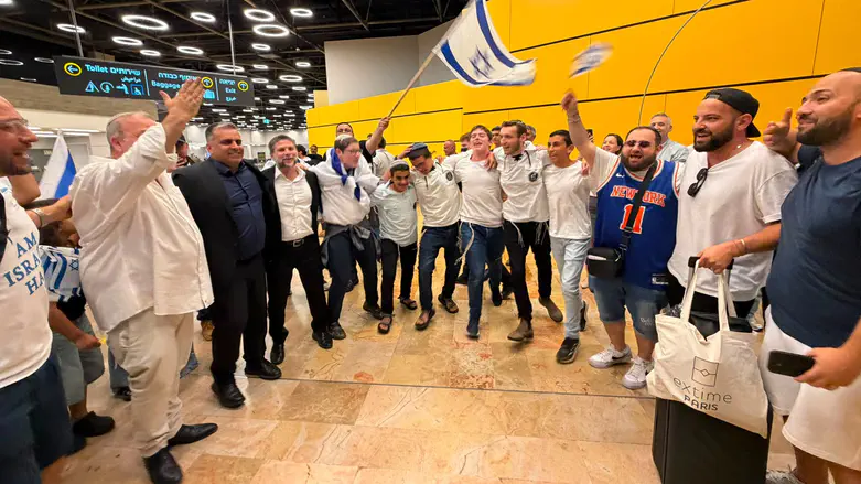 צפו: ריקודים בנתב”ג עם העולים החדשים מצרפת
