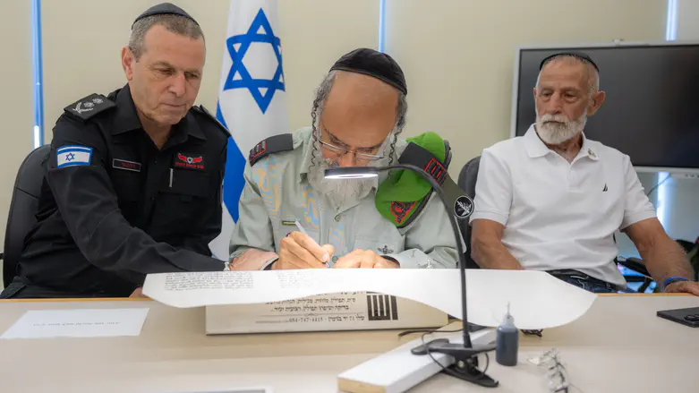 נציב הכבאות כתב אות בספר תורה לזכר החללים