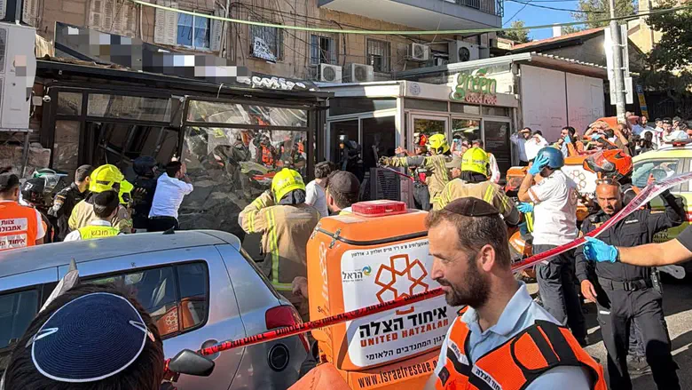United Hatzalah Search for trapped people after Jerusalem balcony collapses