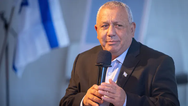 סקר: המפלגה של איזנקוט ממשיכה לטפס