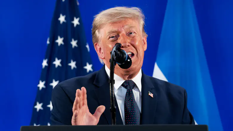 טראמפ: כל ירי איראני לעבר כלי שיט במצר הורמוז ייענה בהפצצת תשתיות