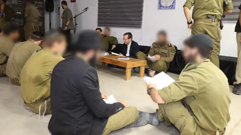 Alex Kolomoisky Herzog reads Book of Lamentations with soldiers of haredi brigade