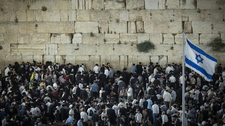 מול מקום החורבן: אלפים בכותל המערבי בליל תשעה באב