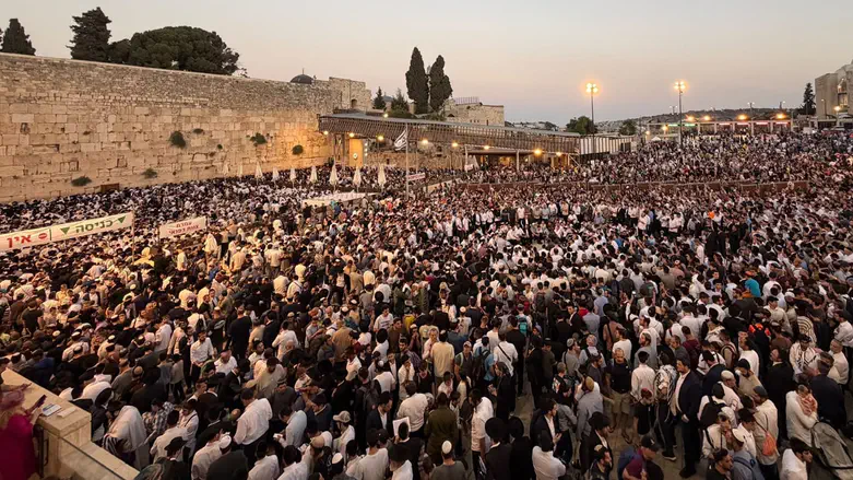 Western Wall Heritage Foundation The song that swept the Western Wall Plaza as Tisha B'AV ends