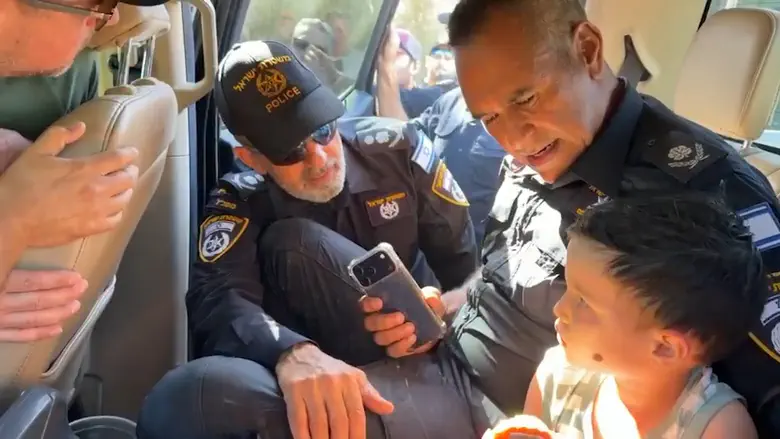 Israel Police Emotional reunion between rescuers and missing 4-year-old