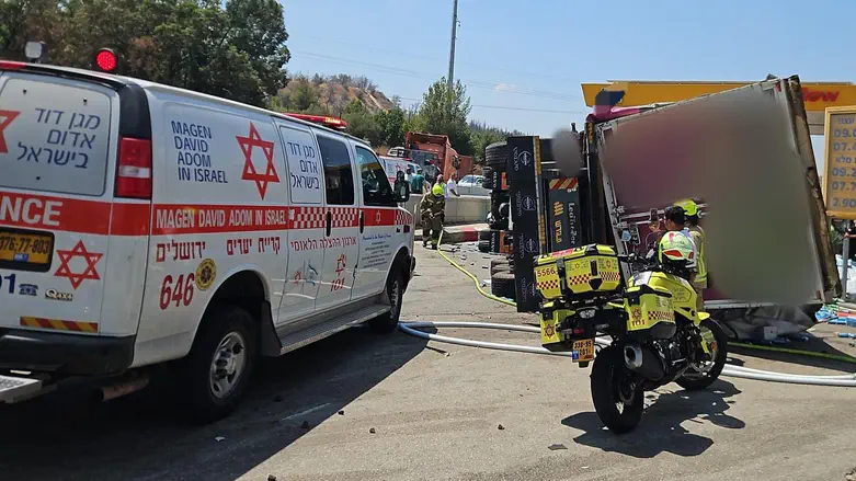 תאונה חריגה | משאית התהפכה בתחנת דלק, שניים נפצעו
