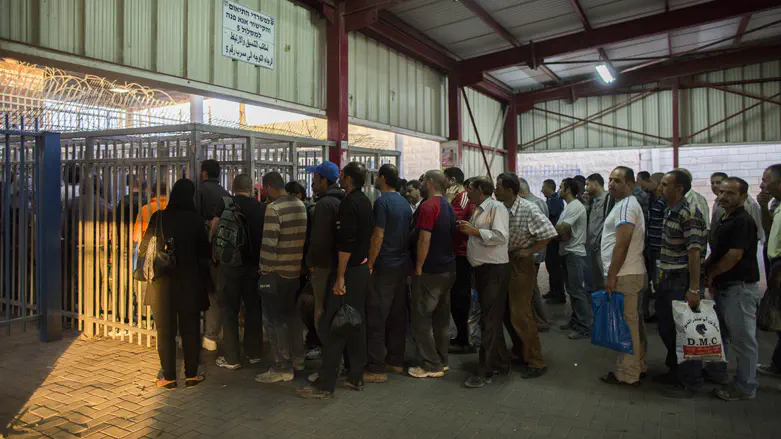 Palestinian Arab workers returning to Judea and Samaria