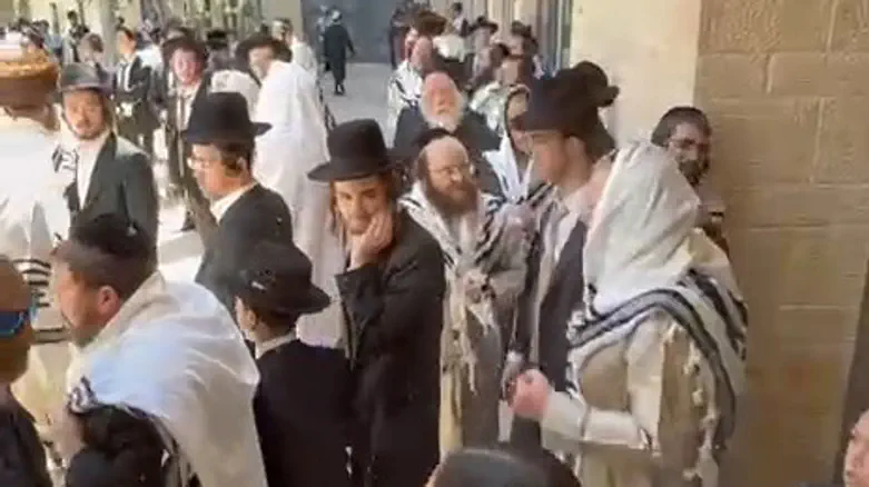 מהומה בירושלים: ליברמן הגיע לתמוך בבית הקפה הפתוח בשבת; חרדים מחו