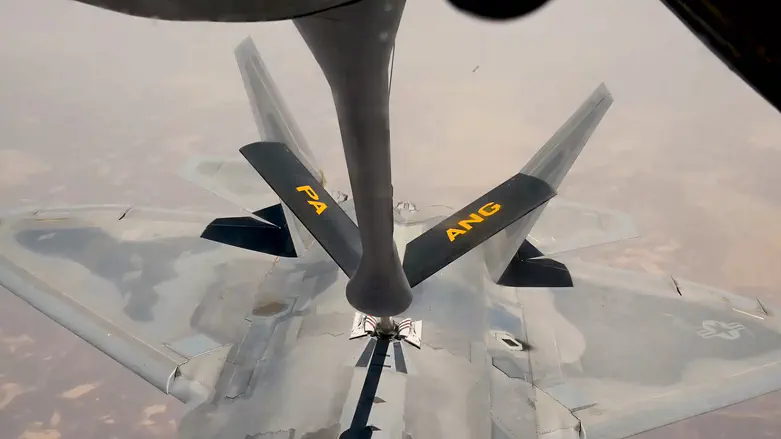 US F-22 refuels over the Middle East