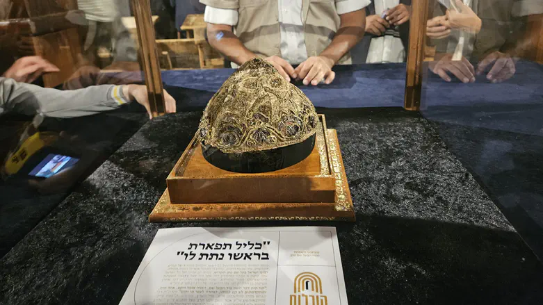 מכיפת הבעל שם טוב ועד חפצי הרב עובדיה: האוצרות הנדירים שנחשפו בירושלים