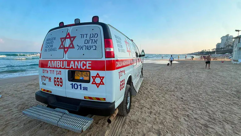 גופת צעיר כבן 25 נפלטה מהים בחוף בת ים; המשטרה פתחה בחקירה