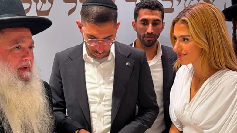 צפו: אודיה תרמה והכניסה ספר תורה לבית הכנסת השכונתי