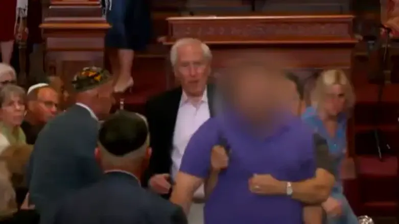 Man attacks worshippers at NYC synagogue