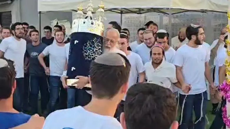 צילום: באדיבות המצלם ספר תורה חדש לרגל יום הולדתו של הרב לפיד