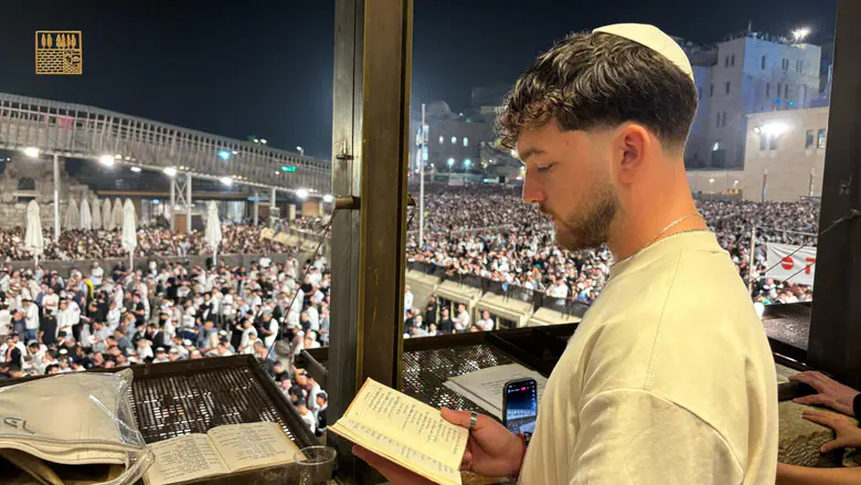 50000 at Western Wall Selichot Captivity survivors Kupershtein and Berger participate