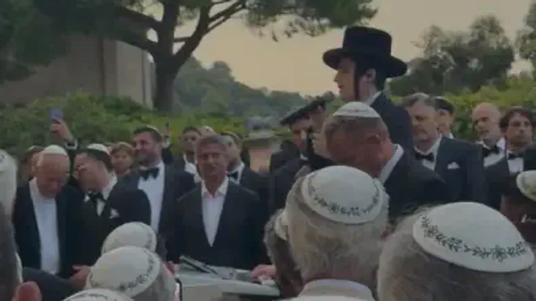 Hassidic singer moves guests at Omer Adam's wedding