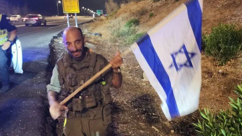 הצנחן בן ה-50 שצעד מאות קילומטרים למען הלומי קרב