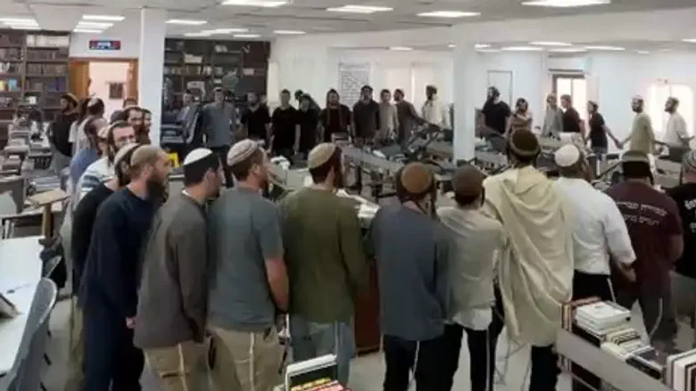 ריקודים בישיבת אביתר לציון "יום הביפרים"