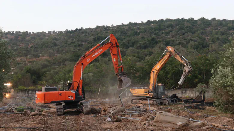 צילום: דוברות המנהל האזרחי הרס מבנים שאיימו על כביש 465