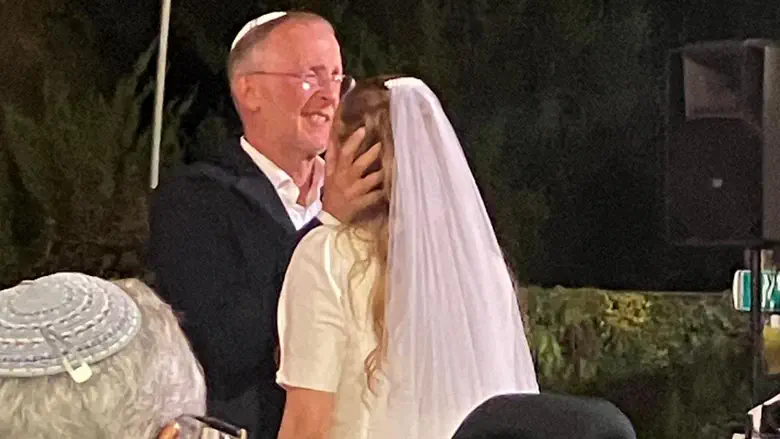 „אהבה של אמא עוטפת אותה”: טלי די נישאה בשמלת אמה לוסי הי”ד