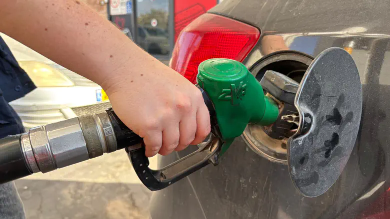 israelnationalnews.com - Gas prices set to plunge by half a shekel starting Monday