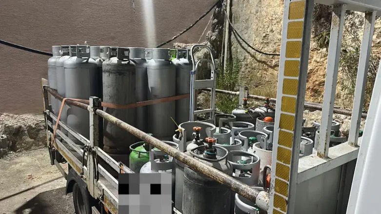 צילום: דוברות המשטרה מאחורי הבית: מצבור הגז המסוכן שנחשף