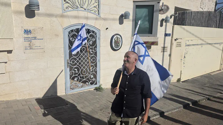 ריבונות לא, חשמל כן: אריה קינג במתקפה על הקונסוליה הבריטית