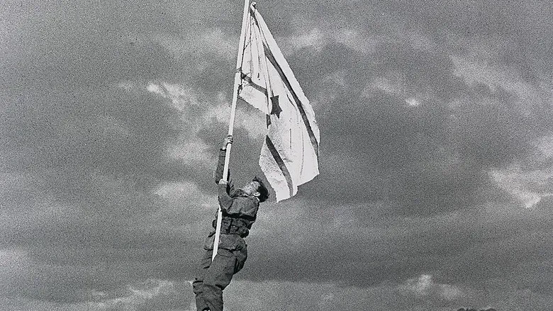 צילום: ארכיון צה"ל נפטר אחרון הלוחמים ממעמד הנפת דגל הדיו