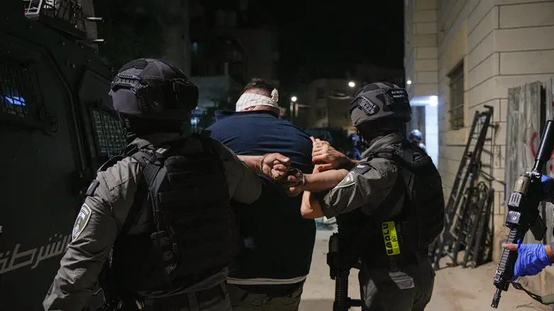 צילום: דוברות המשטרה באמצע הלילה: שלושה מבוקשים נעצרו