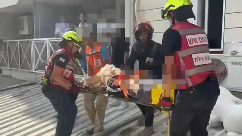 תיעוד החילוץ באילת: נפלה מהקומה השישית – ונחתה על פרגולה; מצבה קשה