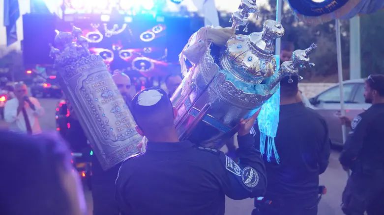 צילום: דוברות המשטרה לזכר הלוחמים: ספרי תורה הוכנסו ליחידה