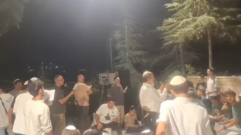 צילום: ללא קרדיט סליחות וניגוני נשמה לצד קברי הלוחמים