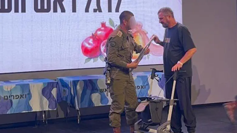 נפצע קשה בפיגוע והגיע מהשיקום: רבש”ץ צור נתן קיבל תעודת הצטיינות