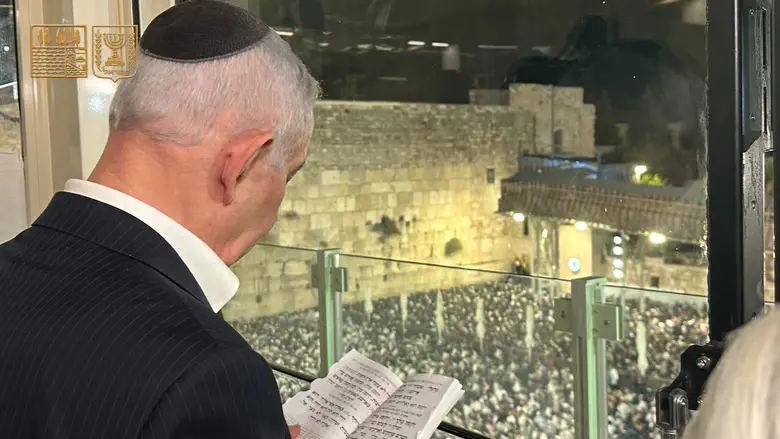צילום: הקרן למורשת הכותל המערבי נתניהו בתפילה בכותל לשלום חיילי צה"ל