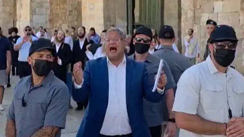 צילום: ישיבת הר הבית מאות בתפילת יום הכיפורים בהר הבית
